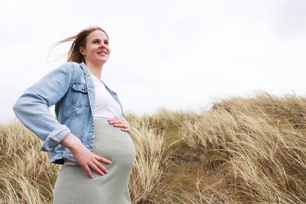 Schwangere Frau in den Dünen von St. Peter-Ording