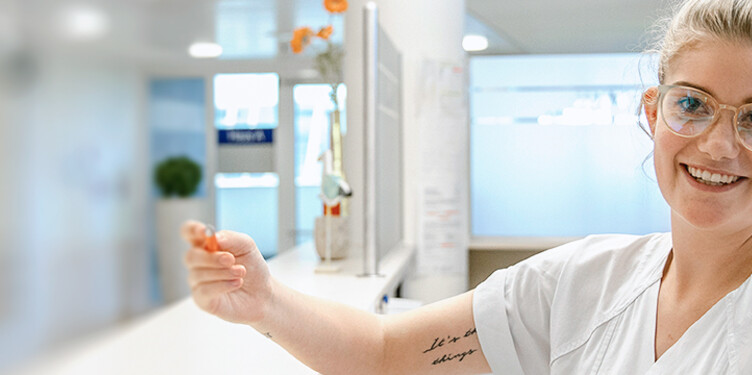 Das Bild zeigt, eine Mitarbeiterin die ein Gespräch mit einem Patienten führt