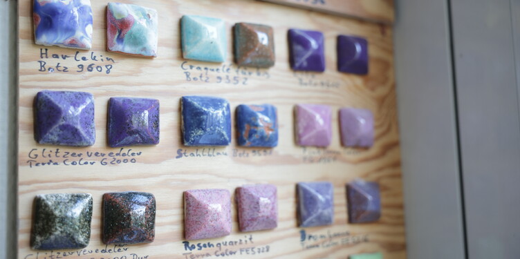 Holztafel mit verschiedenen Farbvarianten