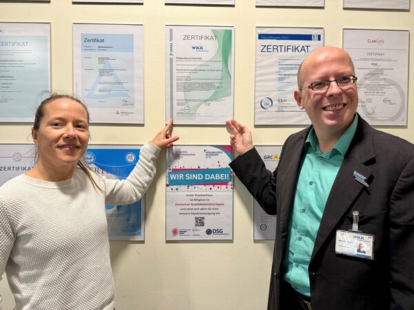 Janine Schipnewski und Björn-Ola Fechner vom Qualitätsmanagement freuen sich, dass die Westküstenkliniken bereits zum dritten Mal in Folge das DEKRA-Siegel „Patientensicherheit“ erhalten haben.