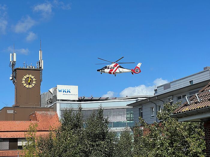 Rettungshubschrauber landet auf dem Helideck der Westküstenkliniken in Heide.