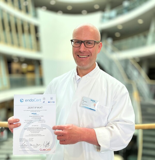 Der Co-Chefarzt der Klinik für Orthopädie und Unfallchirurgie und Leiter des Endoprothetikzentrums (EPZmax) der Westküstenkliniken. Dr. Roman Mroz.