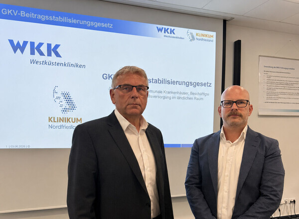 Der Geschäftsführer der Westküstenkliniken, Dr. Martin Blümke, gemeinsam mit seinem Kollegen vom Klinikum Nordfriesland, Stephan W. Unger.