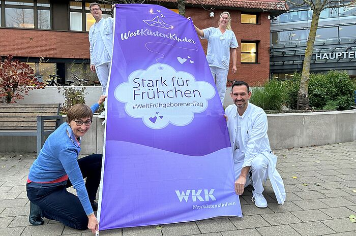 Wie schon vor zwei Jahren will das Team des Perinatalzentrums der Westküstenkliniken auch in diesem Jahr wieder Flagge zeigen. Auf dem Bild im Uhrzeigersinn: Chefarzt Dr. Reinhard Jensen, Stationsleiterin Ramona Peters, Oberarzt Aram Mai und Klinikseelsorgerin Annegret Steinmeyer. 