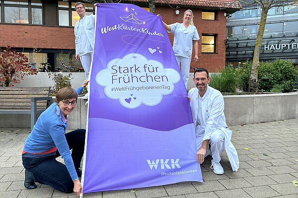 Wie schon vor zwei Jahren will das Team des Perinatalzentrums der Westküstenkliniken auch in diesem Jahr wieder Flagge zeigen. Auf dem Bild im Uhrzeigersinn: Chefarzt Dr. Reinhard Jensen, Stationsleiterin Ramona Peters, Oberarzt Aram Mai und Klinikseelsorgerin Annegret Steinmeyer. 