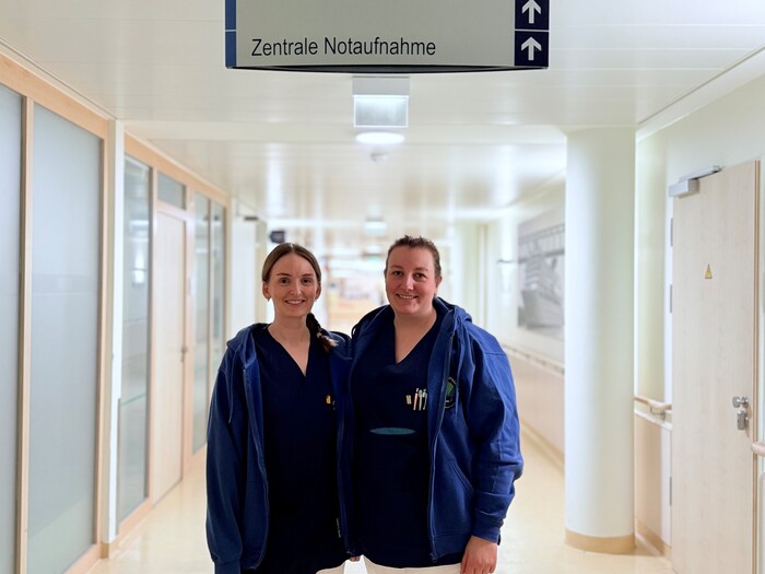 Julia Achtmann und Lisa Tödter arbeiten als Flow-Managerinnen und sorgen für eine bessere Patientensteuerung.