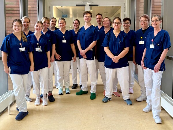 Dr. Dr. Bäck in der Mitte von einem großen Teil des Endoskopie-Teams.