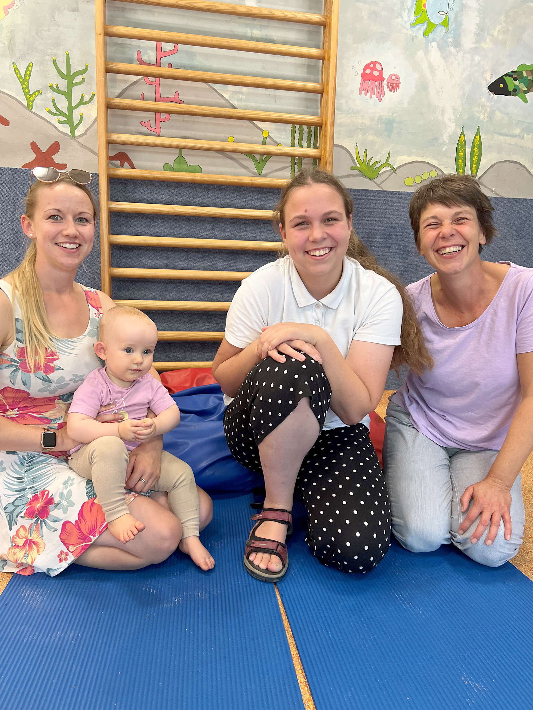 Treffen der Generationen: Felina mit Mutter Bettina Friccius-Lahrssen zusammen mit dem ersten Babywatching-Kind Annika mit ihrer Mutter Dagmar Bauer. 